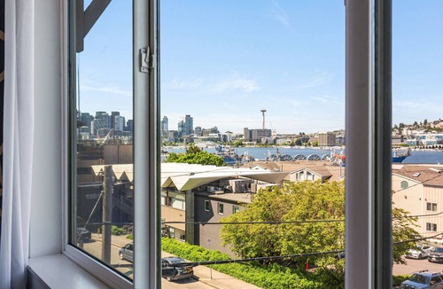 Eastlake House | Perch - Lakeview Charm: Water | Space Needle | Fireworks