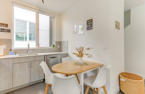 North Queen Anne House | Perch - Modern Queen Anne Retreat with Rooftop & Guitar