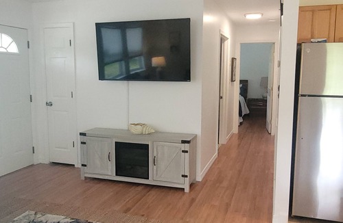 Waveland House | Perch Pad 2Br 1Ba Near Beach