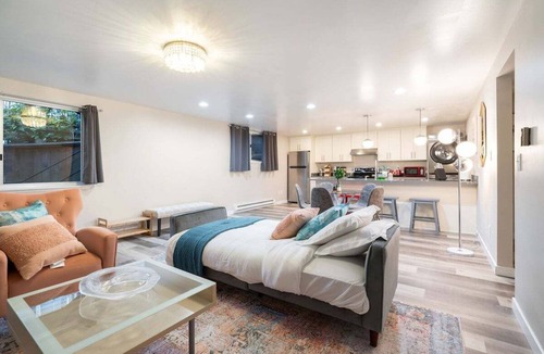 North Queen Anne Apartment | Perch - Queen Ann Flat: Spacious and Cozy 2BR home w/Parking