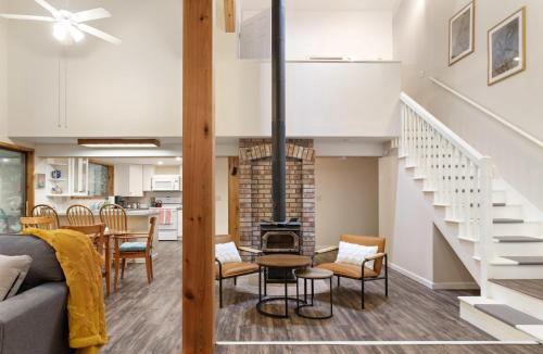 Coupeville House | Perch - Rhododendron Loft