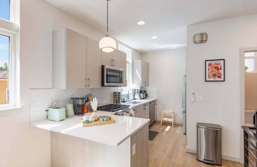 East Queen Anne House | Perch - Serene townhome located a 5-minute walk from a lively area