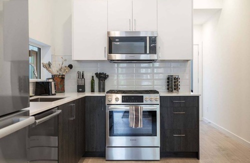 Broadway House | Perch - Urban Reflections 13: WS 97! Spacious 3BR/2BA w Space Needle view