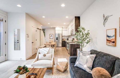 Eastlake House | Perch - View on Franklin: Cozy 3 BR | Lake & Needle View | Fireworks