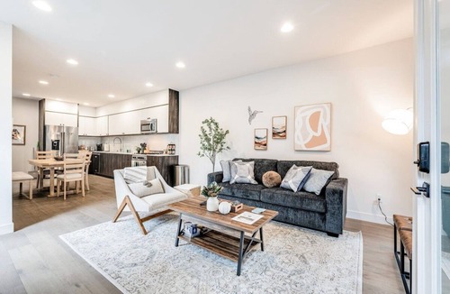 Eastlake House | Perch - View on Franklin: Cozy 3 BR | Lake & Needle View | Fireworks