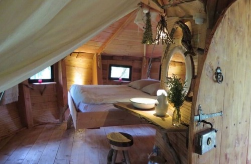 Nans-sous-Sainte-Anne Cabin | Perched hut located near a river