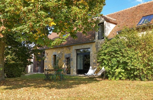 Comblot Cottage | Percheronne House with Enclosed Garden and Stylish Fireplace