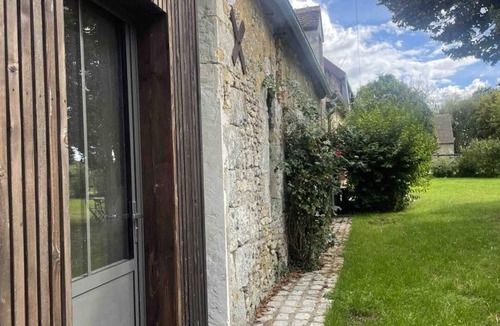 Comblot Cottage | Percheronne House with Enclosed Garden and Stylish Fireplace
