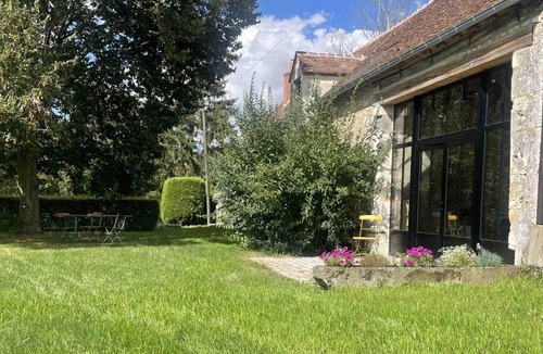 Comblot Cottage | Percheronne House with Enclosed Garden and Stylish Fireplace