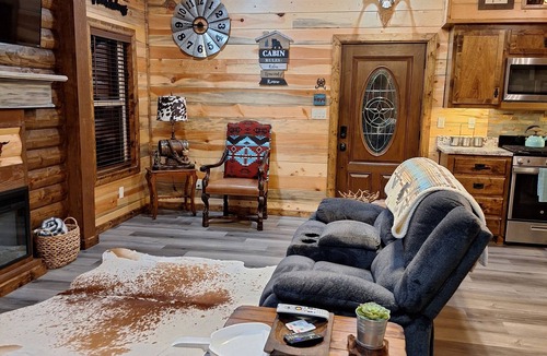 Ringold Cabin | Perfect 1-bedroom cabin with AC in adorable Ringold