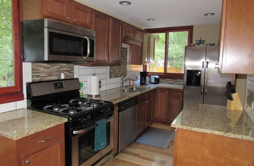 Broadmoor House | Perfect 2 Bedroom for Getaways and Remote Work or School!