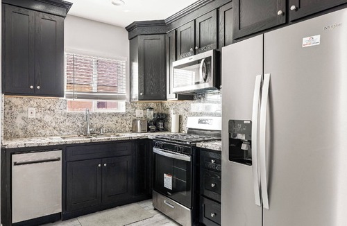 Los Angeles House | Perfect 3-bd 2 Bths close to LAX, SOFI,HOLLYWOOD,UNIVERSAL STUDIOS,CEDARS-SINAI,