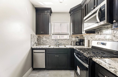 Los Angeles House | Perfect 3-bd 2 Bths close to LAX, SOFI,HOLLYWOOD,UNIVERSAL STUDIOS,CEDARS-SINAI,
