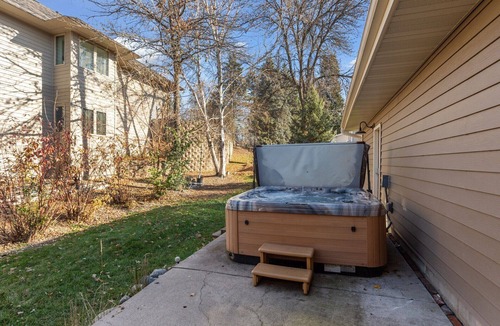 Plymouth House | Perfect 3-BR Suite with Hot Tub, Lake Views & Sunsets