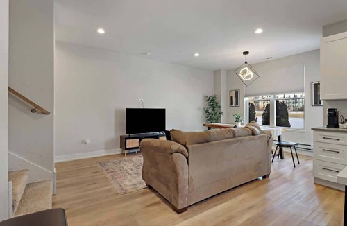 Warrenville Apartment | Perfect 4BR Townhouse with Parking & Pickleball Access