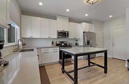 Warrenville Apartment | Perfect 4BR Townhouse with Parking & Pickleball Access