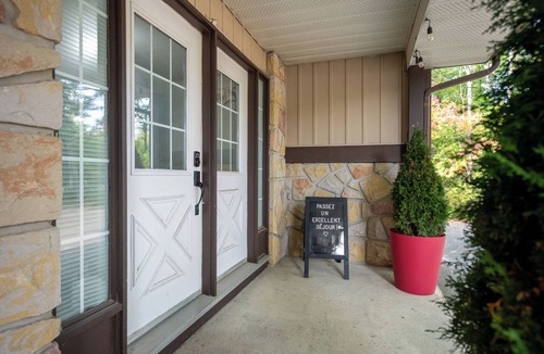 Communaute-Urbaine-de-l'Outaouais House | Perfect accommodation for groups! -Jacuzzie-Piscine&BBQ-25 minutes from Ottawa-