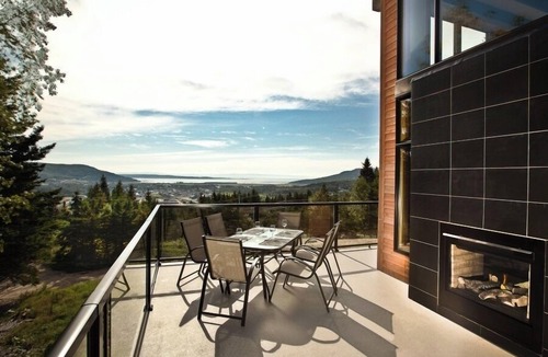 Baie-St-Paul Ski Chalet | Perfect balance between wood and contemporary architecture