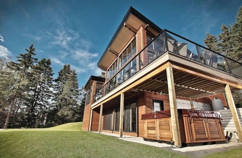 Baie-St-Paul Ski Chalet | Perfect balance between wood and contemporary architecture