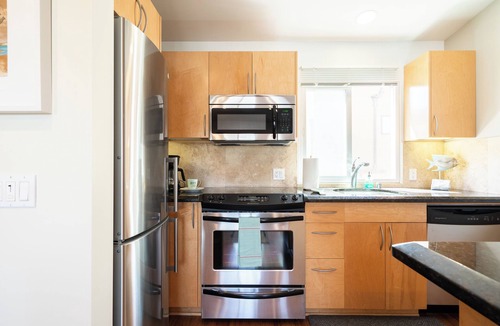 South Mission Beach Apartment | Perfect Beach Studio: Full Kitchen, bath, steps from the ocean boardwalk, AC/Heat and parking.