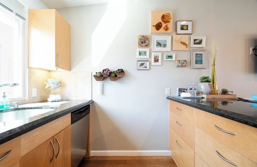 South Mission Beach Apartment | Perfect Beach Studio: Full Kitchen, bath, steps from the ocean boardwalk, AC/Heat and parking.