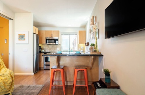 South Mission Beach Apartment | Perfect Beach Studio: Full Kitchen, bath, steps from the ocean boardwalk, AC/Heat and parking.