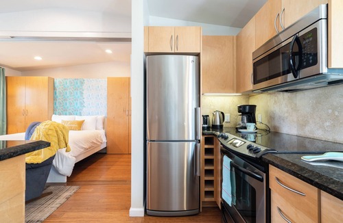 South Mission Beach Apartment | Perfect Beach Studio: Full Kitchen, bath, steps from the ocean boardwalk, AC/Heat and parking.