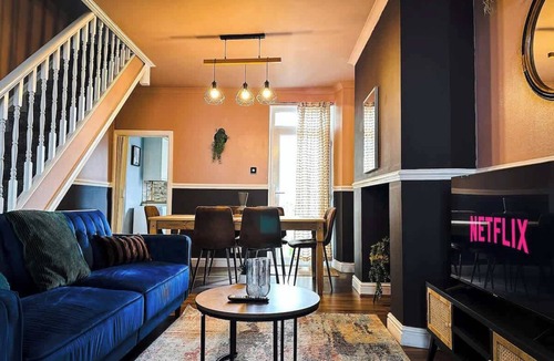 Abertillery House | Perfect Booking | 3 Bed Home in Abertillery