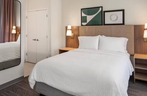 West Bloomington Hotel | Perfect Business Traveler Room with Complimentary Breakfast