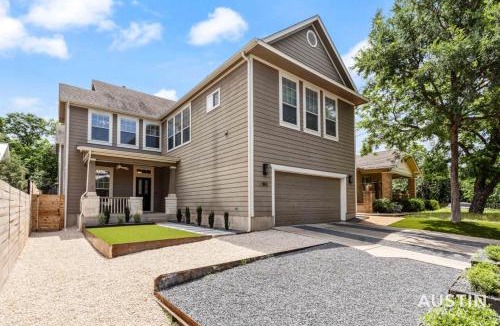 Clarksville House | Perfect Central Location w Free Prkg and Cozy Beds