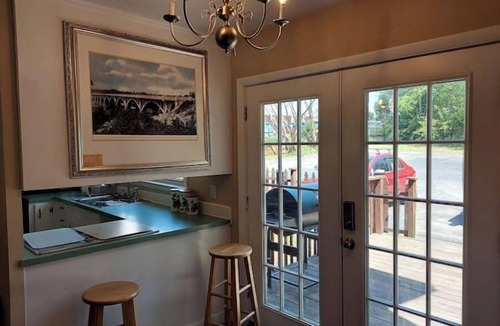 Rosewood House | Perfect commute.lots of room and free parking!