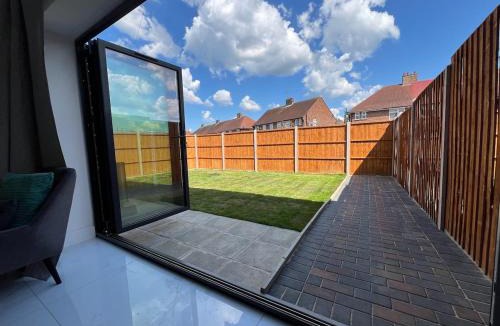 Waltham Cross House | Perfect Contractor house-3 free parking space-EV charging-Secure-Quiet-Modern