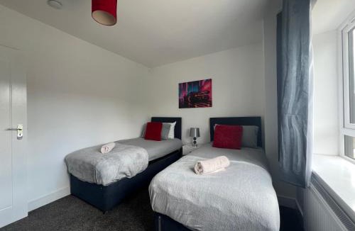 Waltham Cross House | Perfect Contractor house-3 free parking space-EV charging-Secure-Quiet-Modern