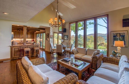 Stowe Area House | Perfect Country Getaway! 10 Minutes to The Slopes and 5 Minutes To The Village!