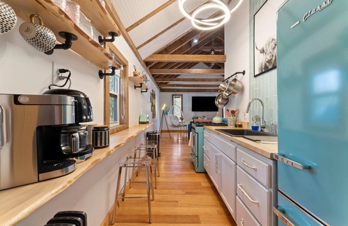 Rowland Cabin | Perfect Couples’ Cabin: Fireplace, Firepit, & Wine Nearby