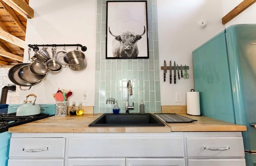 Rowland Cabin | Perfect Couples’ Cabin: Fireplace, Firepit, & Wine Nearby