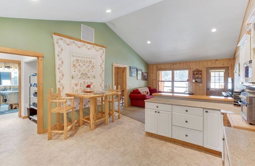 Deschutes River Woods Cottage | Perfect couples get away home with Private Hot Tub