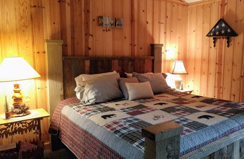 Deschutes River Woods Cottage | Perfect couples get away home with Private Hot Tub