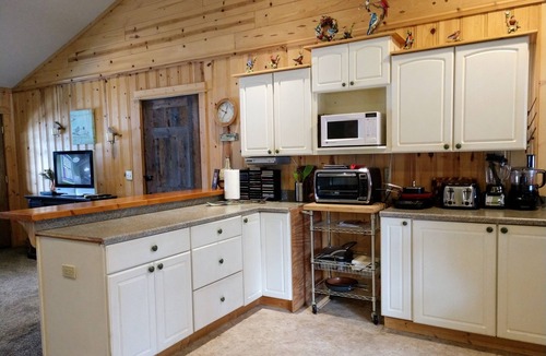 Deschutes River Woods Cottage | Perfect couples get away home with Private Hot Tub