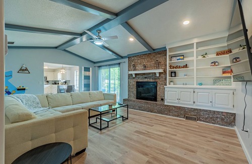 Oklahoma City House | Perfect Entertainment Spot in OKC! Close Getaway to Food, Fun, and Relaxation!