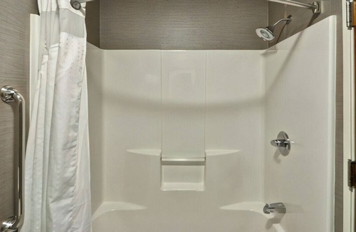 Romulus House | Perfect Escape for a Relaxing Getaway! W/ Gym