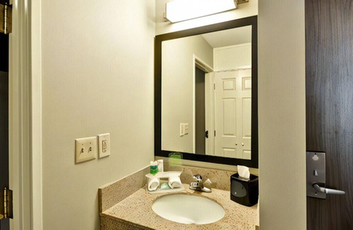 Romulus House | Perfect Escape for a Relaxing Getaway! W/ Gym
