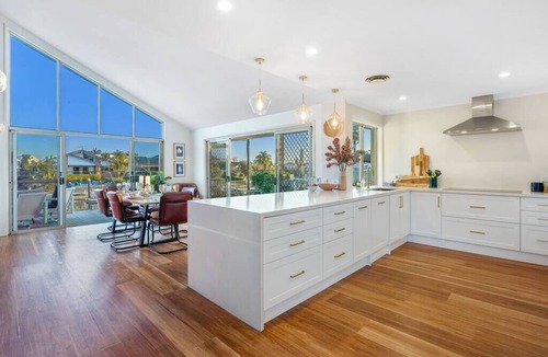 Benowa House | Perfect Escape Waterfront Central - 4BR, Pool