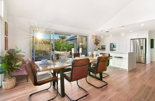 Benowa House | Perfect Escape Waterfront Central - 4BR, Pool