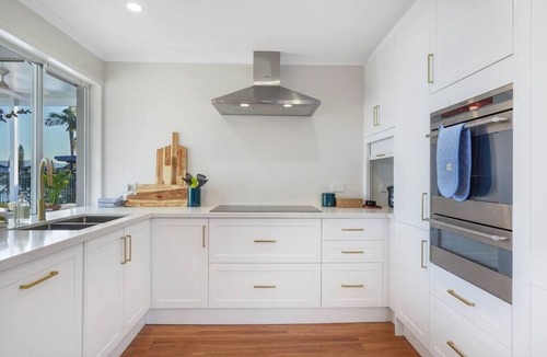 Benowa House | Perfect Escape Waterfront Central - 4BR, Pool