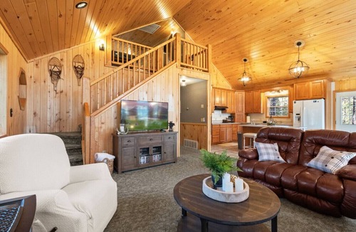 Coram House | Perfect Family Getaway* Large Dining Table