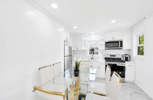 Bryn Mawr House | Perfect Family Getaway/5BR Home/6 Queen Beds/Free Parking