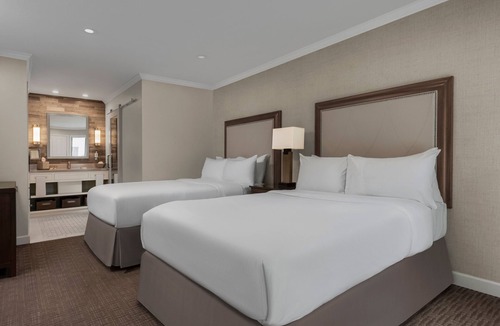 Napa Hotel | Perfect for a Family Getaway! 3 Spacious Suites w/Kitchen, Pool, FREE Parking!