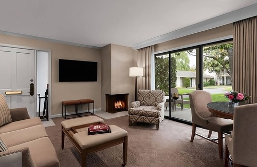 Napa Hotel | Perfect for a Family Getaway! 3 Spacious Suites w/Kitchen, Pool, FREE Parking!