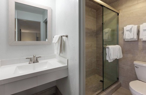 Iron Mountain Hotel | Perfect for Adventures- Experience Luxury Chalet | Explore & Unwind
